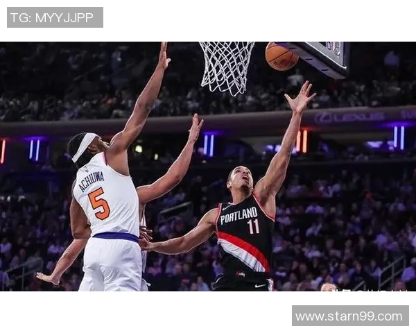 纽约尼克斯对阵劲敌全场激战球队表现亮眼展现强大竞技状态